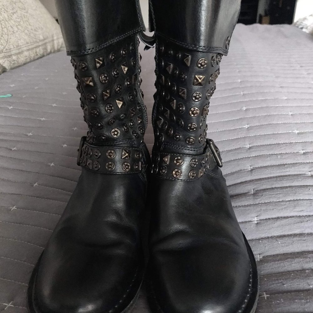 Ladies Ugg Boot - image 3